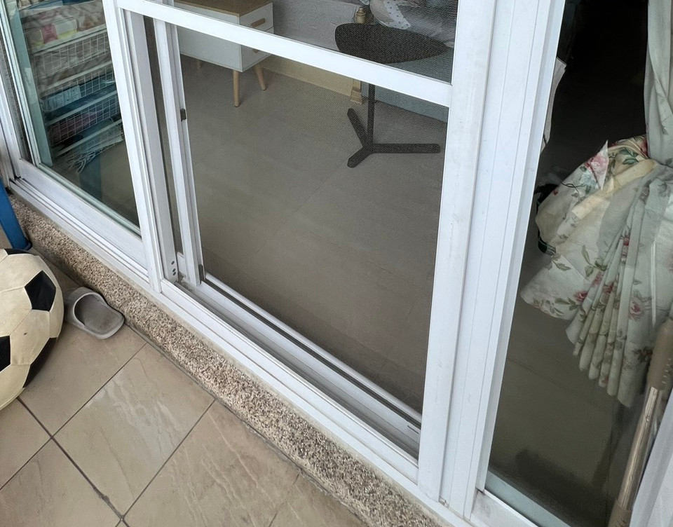 陽台紗門紗網換新與滑軌調整完工圖